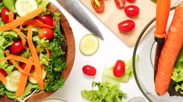 Insalata di verdure miste su sfondo bianco.