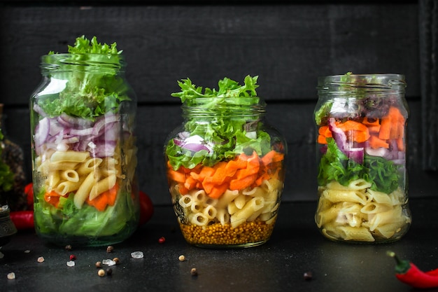 insalata di verdure pasta sana in un barattolo