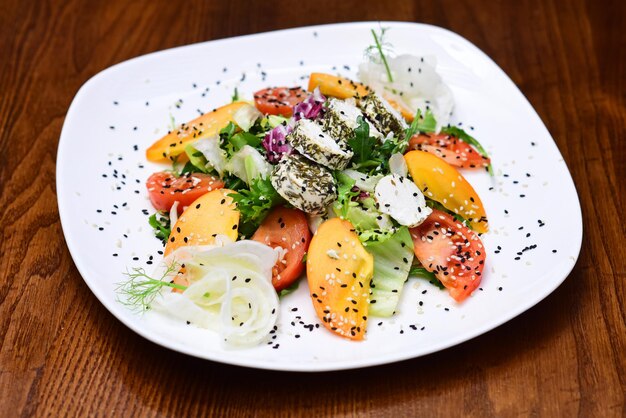 Insalata di verdure per vegetariani su piatto bianco cucina vegetariana nata di nuovo vegana