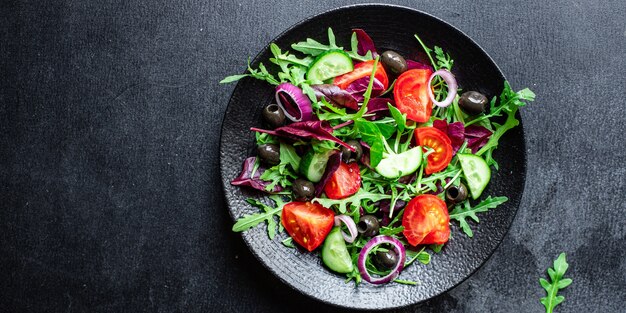 insalata di verdure pomodoro, cetriolo, olive, lattuga, verdure miste