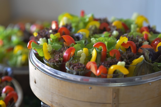 Insalata di verdure preparata in un contenitore per una festa.