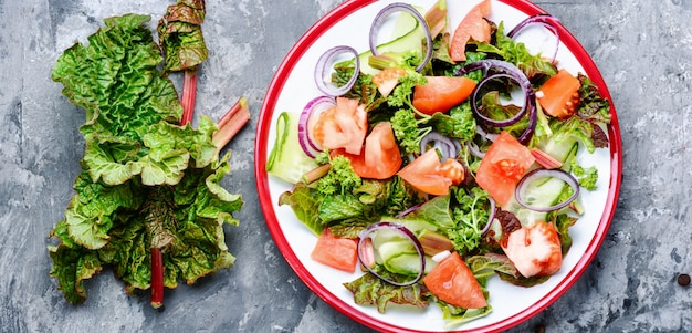 Insalata di verdure primaverili