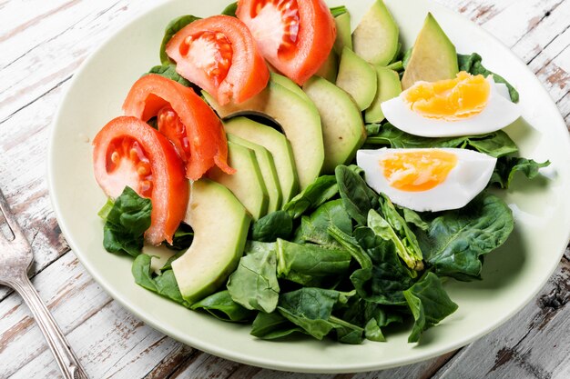 Insalata di verdure primaverili