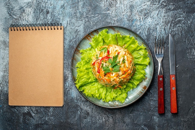 Insalata di verdure rotonda vista dall'alto all'interno del piatto con insalata verde su sfondo grigio salute dieta colore cibo pasto spuntino pranzo