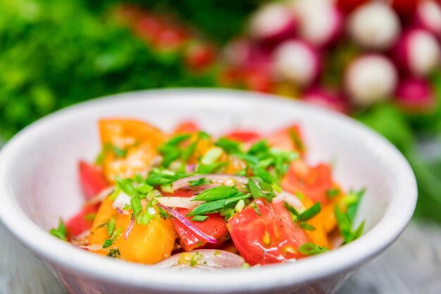 Insalata di verdure rustiche fresche su fondo rustico