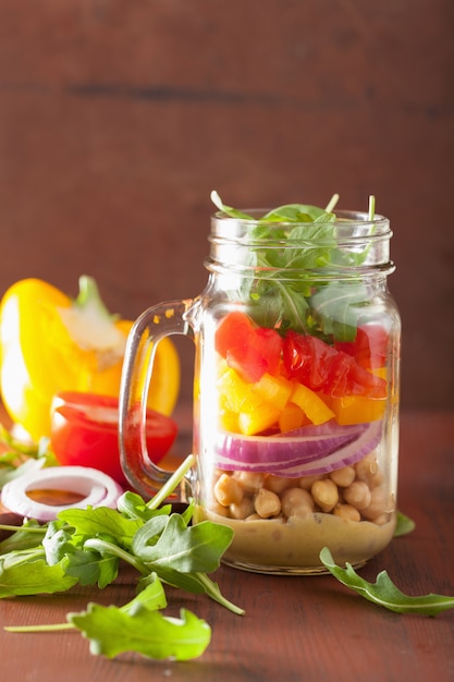 Insalata di verdure sana del cece in barattolo di muratore