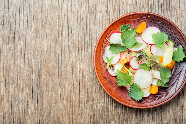 Insalata di verdure sana di ortica sul piatto. Concetto di cibo sano