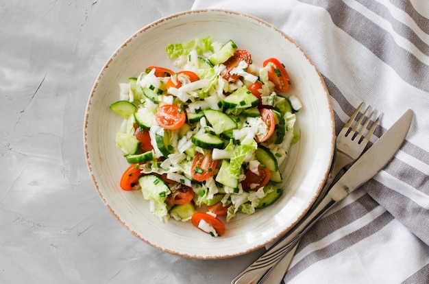 Insalata di verdure sana di verdure fresche. Menu dietetico a pranzo.