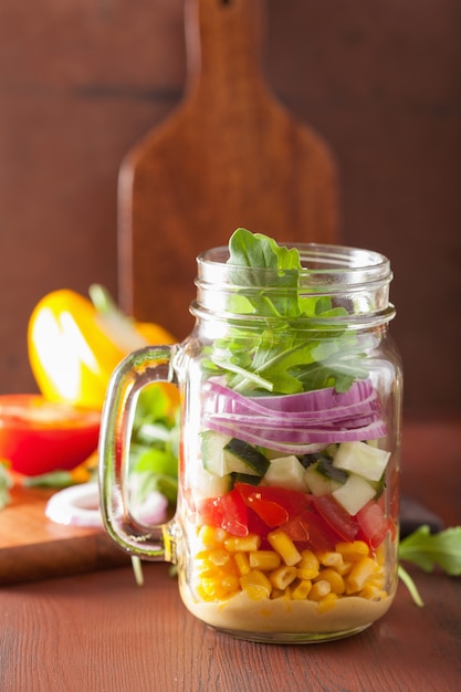 Insalata di verdure sana in barattolo di vetro