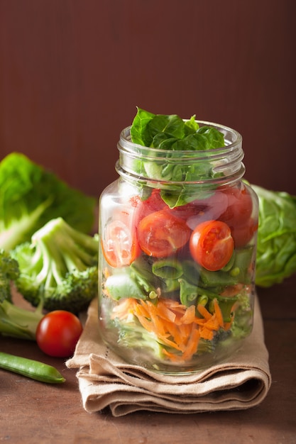 Insalata di verdure sana in barattolo di vetro