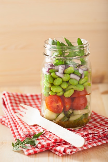 Insalata di verdure sana in barattolo di vetro