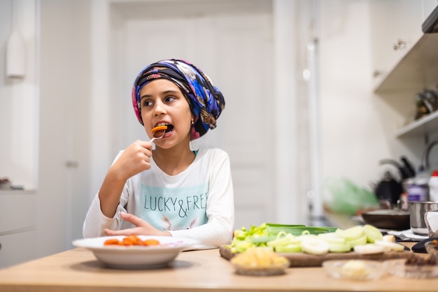 Insalata di verdure sotto forma di un ometto divertente. Il bambino mangia le verdure tagliate su un piatto