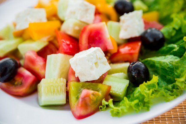 Insalata di verdure su un piatto bianco.