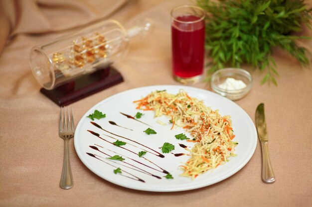 Insalata di verdure sul piatto, cibo vegetariano