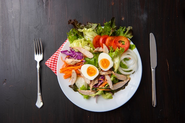 Insalata di verdure sul tavolo di legno