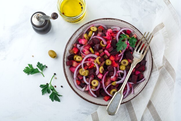 Insalata di verdure tradizionale russa e ucraina con barbabietole