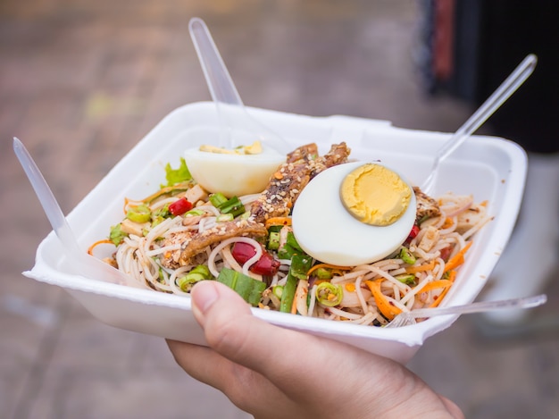 Insalata di vermicelli di riso piccante.