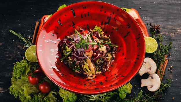 Insalata di vitello con pinoli e verdure Vista dall'alto Spazio libero per il testo Su uno sfondo di legno