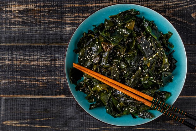 Insalata di Wakame, alghe crude, cucina giapponese.