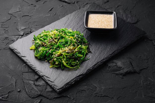 insalata di wakame chuka con salsa piccante su tavola di pietra