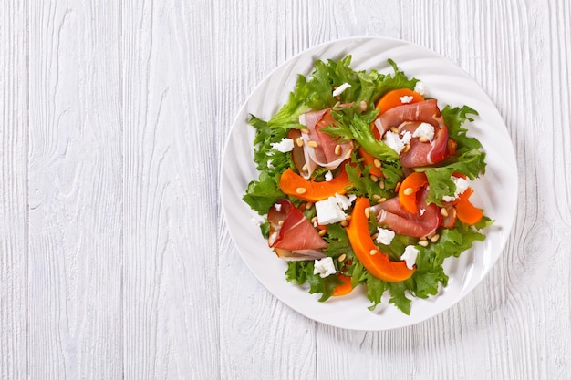 Insalata di zucca con formaggio sbriciolato di lattuga