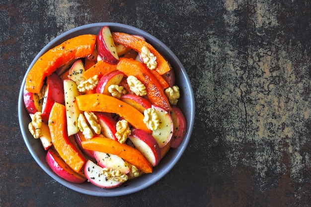 Insalata di zucca con mele e noci. Ricetta per insalata con zucca e mele. Insalata di zucca nutriente vegana. Insalata di mele sana con zucca e noci.