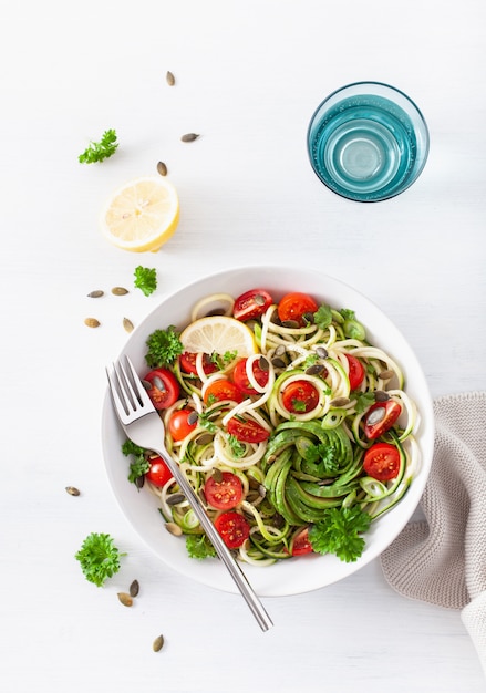 Insalata di zucchine a spirale chetogenica vegana con semi di zucca pomodoro avocado