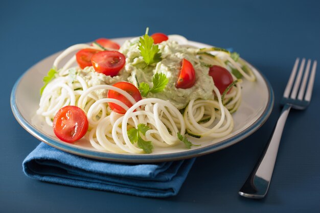 Insalata di zucchine a spirale con salsa di avocado, sano pasto vegano