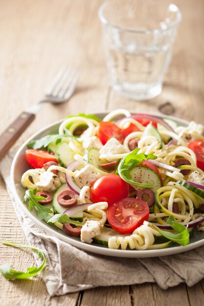 Insalata di zucchine a spirale con verdure