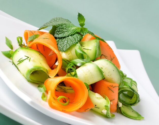 Insalata di zucchine con carote e aglio marinata alle erbe