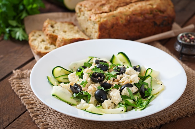 Insalata di zucchine con feta, olive e pinoli