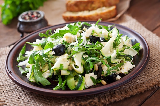 Insalata di zucchine con olive feta e noci di pino