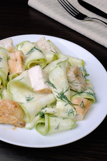 Insalata di zucchine con pollo