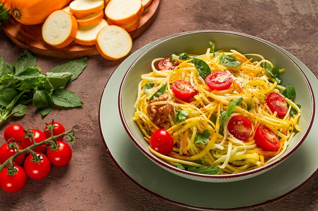 insalata di zucchine gialle con ciliegie cibo vegetariano tagliato a strisce fatto in casa