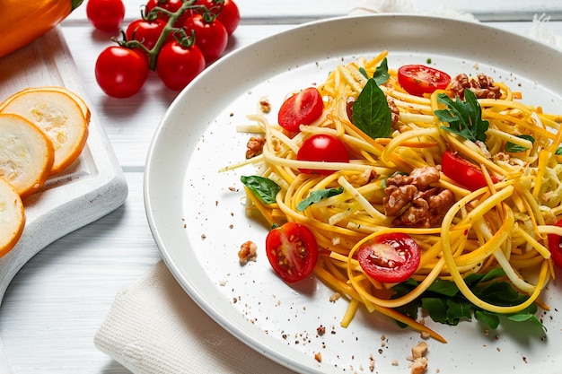 insalata di zucchine gialle con ciliegie cibo vegetariano tagliato in strisce fatto in casa