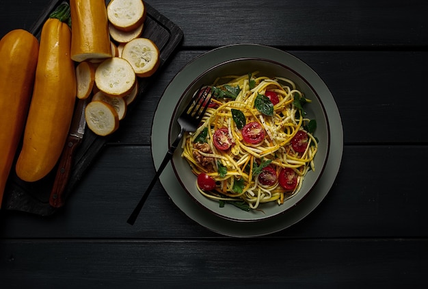 insalata di zucchine gialle con ciliegie cibo vegetariano tagliato in strisce fatto in casa