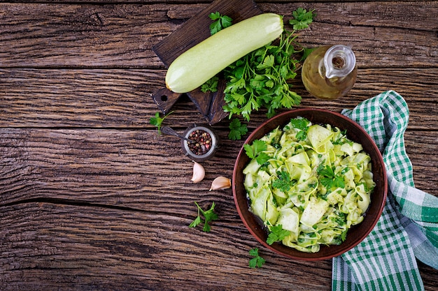 Insalata di zucchine marinate alle spezie. Cibo vegano. Pasto salutare.