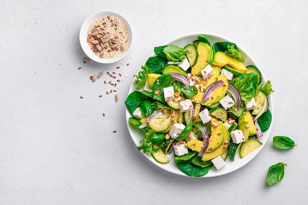 Insalata dietetica con feta di cetriolo avocado ed erbe fresche Vista dall'alto Cibo sano