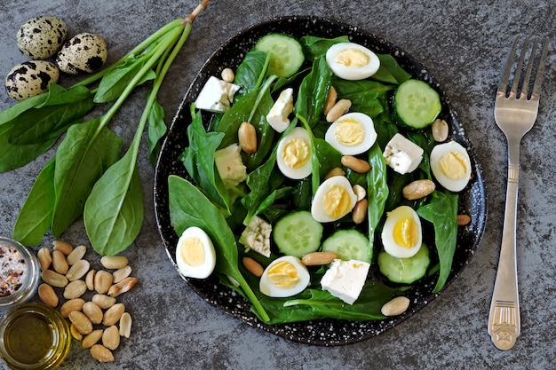 Insalata dietetica con spinaci, uova di quaglia e noci.