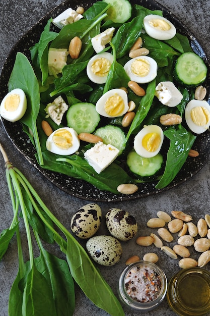 Insalata dietetica con spinaci, uova di quaglia e noci.