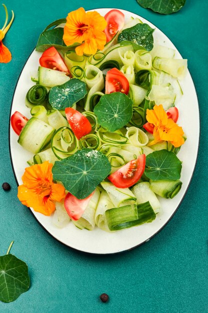 Insalata dietetica di verdure con fiori di nasturzio