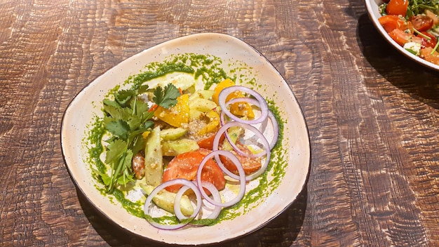 Insalata dietetica di verdure fresche Lattuga uovo in camicia pomodori cipolle verdi e peperoncino Salsa