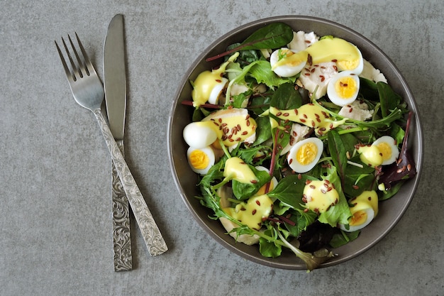 Insalata dietetica nutriente deliziosa con petto di pollo e uova di quaglia.