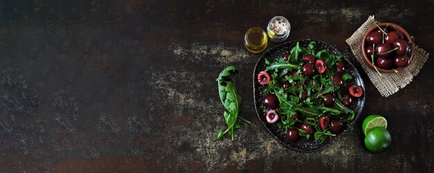 Insalata dietetica sana con ciliegie e rucola. Insalata di fitness Dieta cruda