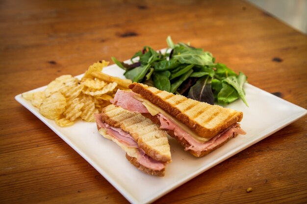 insalata e pane sul tavolo