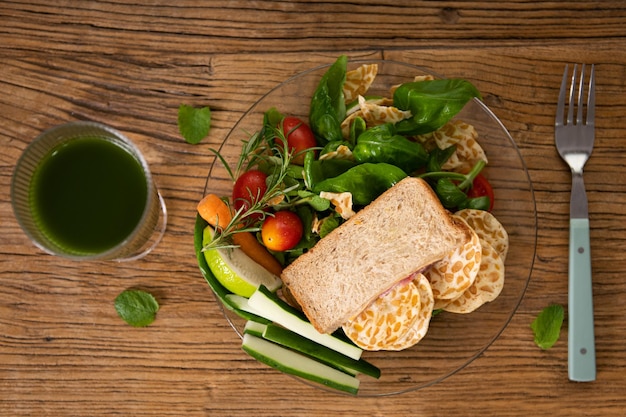 Insalata e panino sul tavolo vintage