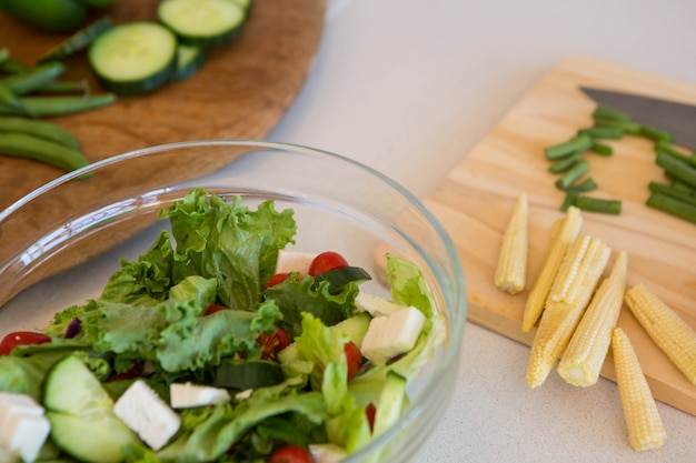 Insalata e verdure sul tavolo