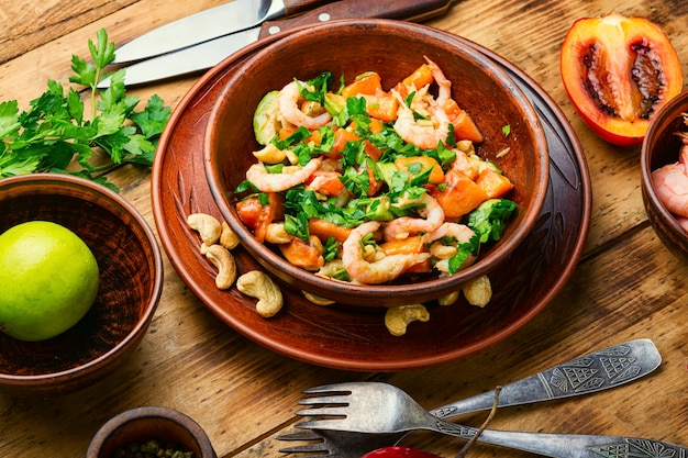 Insalata esotica con tamarillo e gamberi