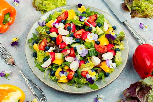 Insalata estiva colorata con fiori commestibili