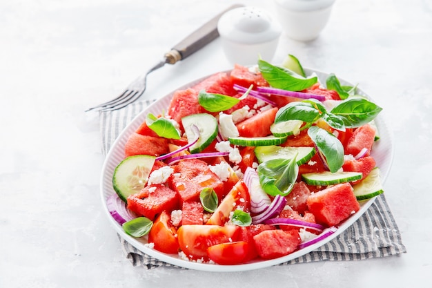 Insalata estiva con anguria e foglie di insalata